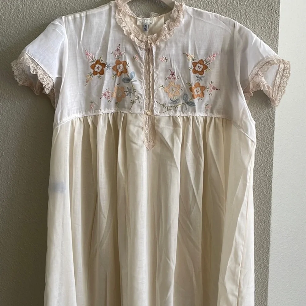 Vintage 70s Full Length Floral Embroidered Nightgown ILGWU Union Label. - Picture 1 of 2